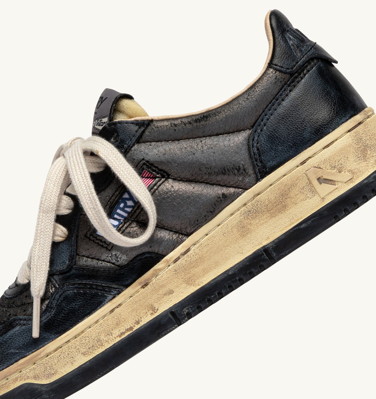 Autry AD03 Goat Leather/Crack Winter/Black sneakers