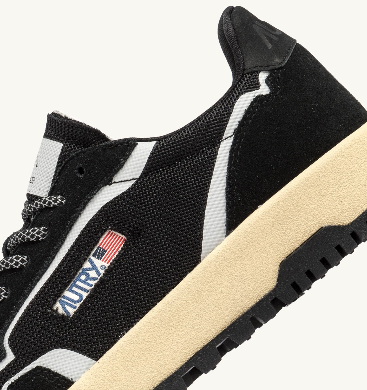 Autry AK06 Blak/Blak sneakers